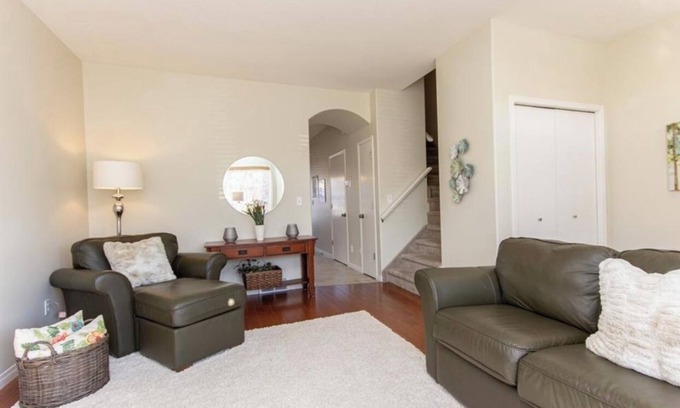 Red Deer House | Cozy 3-bedroom townhouse in Red Deer. Family and Business friendly