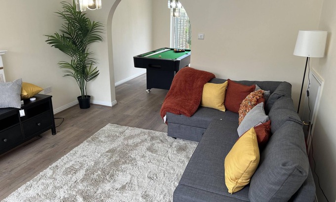 Stonnall House | Cozy 3 Bedrooms Birmingham House with Pool Table