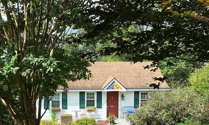 Lovettsville Cottage | Cozy 3 BR Getaway Cottage at WeatherLea Farm & Vineyard