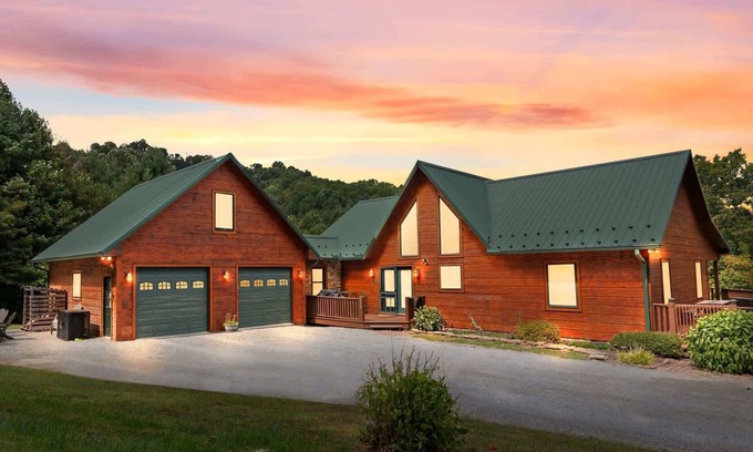Sparta House | ‼️Cozy 3BR Bloff Hytte w/Mountain Views and BBQ