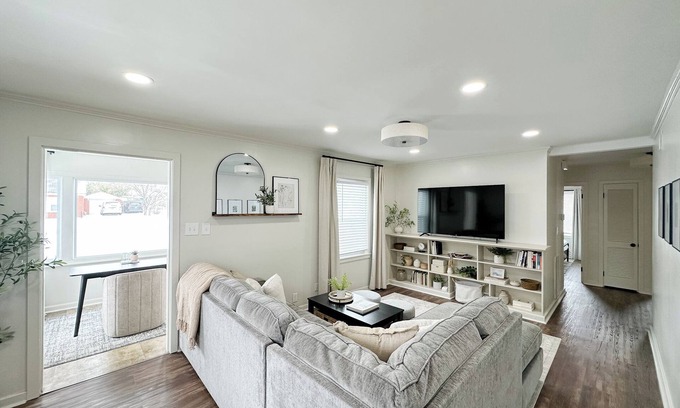 Evansville House | Cozy 3BR Spacious home w/Patio -Sleeps8