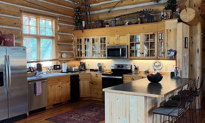 Big Sky Cabin | Cozy 4-bedroom cabin in awesome Big Sky with Hot Tub!