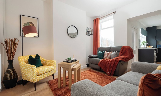Bootle House | Cozy 4 bedroom in Aintree -Liverpool Free Parking, Super fast Wifi Internet.