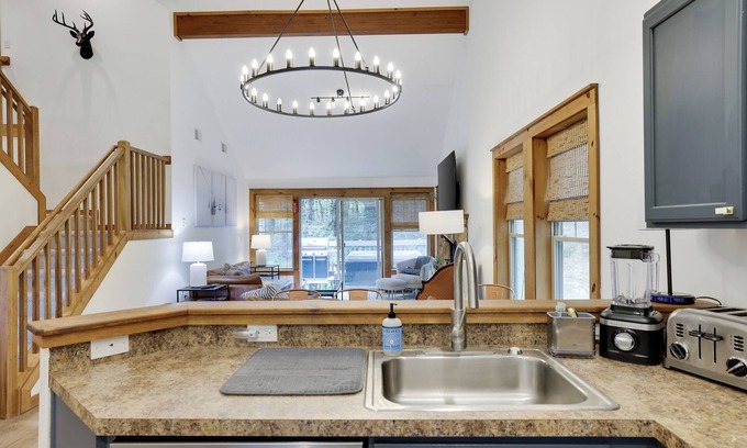 Tannersville House | Cozy 4-bedroom townhome with Hot Tub, BBQ Outdoor & Dine, Camelback Mountain