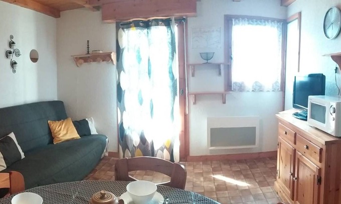Crest-Voland Apartment | Cozy 4-Person Apartment in Crest-Voland - Near Slopes & Village, Balcony & Pet-Friendly
