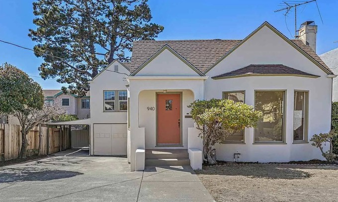Albany House | Cozy 5-Bedroom House, Central AC, EV Charger, Perfect for Family and Work Groups