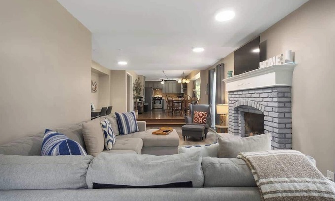 Grandview House | Cozy 5BR Home 4KingBeds+Arcade/Wifi
