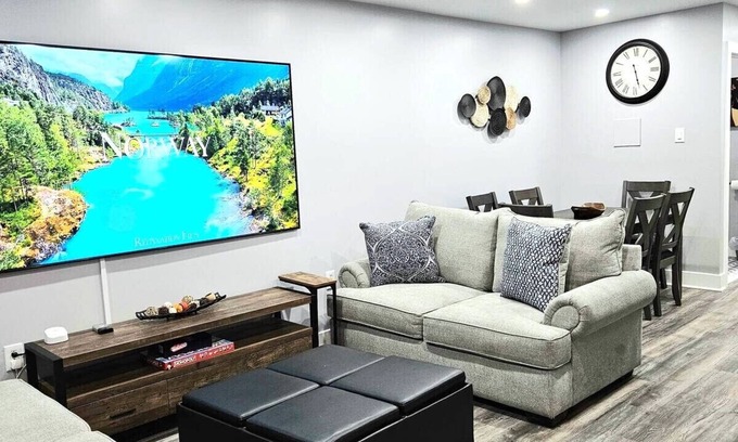 Newbold House | Cozy 5BR Home, City Center, Live! Casino, Hot tub with city View