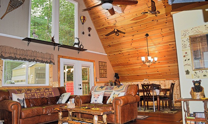 Chalet Village Cottage | Cozy A-Frame Cabin w/Hot Tub 3 Min to Downtown