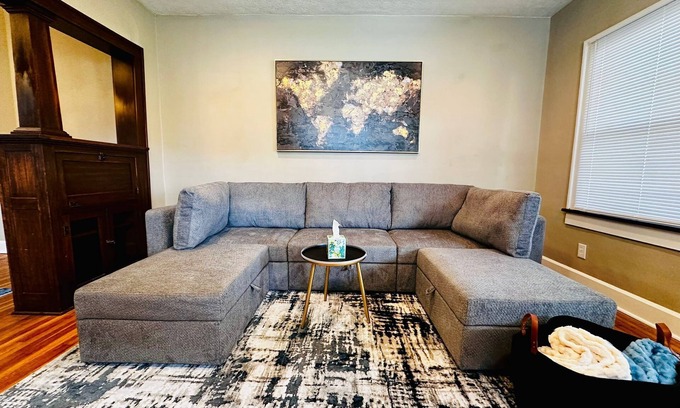 Meridian-Kessler House | Cozy and Central I SoBro I Steps to Dining & Monon, Sleeps 6, Private Parking.