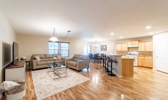 Star House | Cozy and peaceful home. Sleeps 12 , RV side parking , Office space , Sun Room