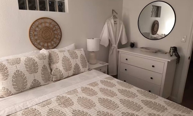 Ridge Wood Heights Apartment | Cozy Apartment 10 Min From Beach or Downtown/Covered Patio & Grill/Sleeps 4