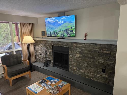 East Kootenay Apartment | Cozy apartment in the heart of Panorama