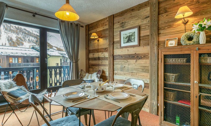 Val-d'Isere Apartment | Cozy Apartment in Val-d'Isère: WiFi, Covered Parking, Near Pistes, Pet-Friendly