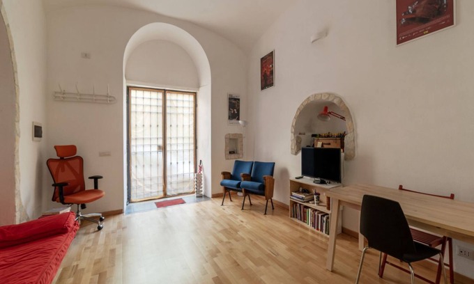 San Lorenzo Apartment | Cozy apartment of 60sqm, can accommodate up to 2 people, located on the ground floor of a building with private entrance directly on the street.The property is located in the San Lorenzo area, a district renowned for its bars and nightlife.If you are tra