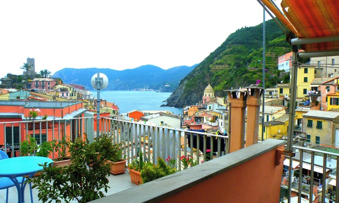 Vernazza House | Cozy apartment with sea view terrace in the heart of 5 terre