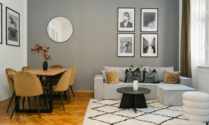 Landstrasse Apartment | Cozy APT perfect for 4-6 TV Metro Self-Checkin
