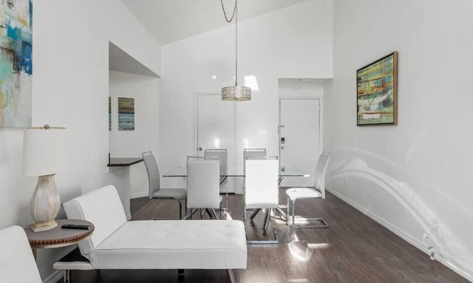Ventura House | Cozy Apt w/Pool, Hot Tub, Golf, Near Downtown!