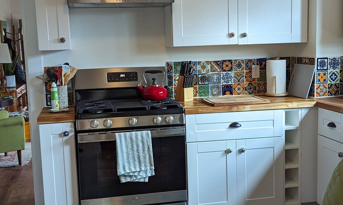 Woodland Cottage | Cozy artsy home near downtown for family's and pets