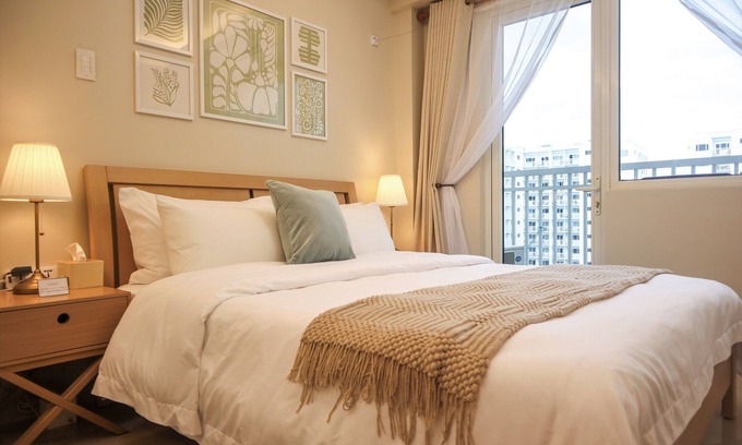 Barangay 76 Condo | Cozy Balcony Suite by Shore Staycations