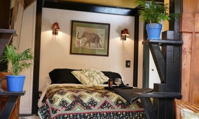Fremont Cottage | Cozy Banana Cabana w/soaking tub heated floors in secluded garden