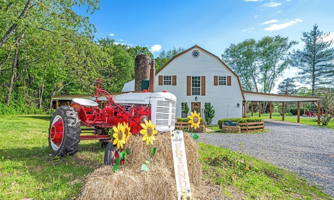 Joelton House | Cozy barn-house retreat w/hot tub 20 minutes to Nashville
