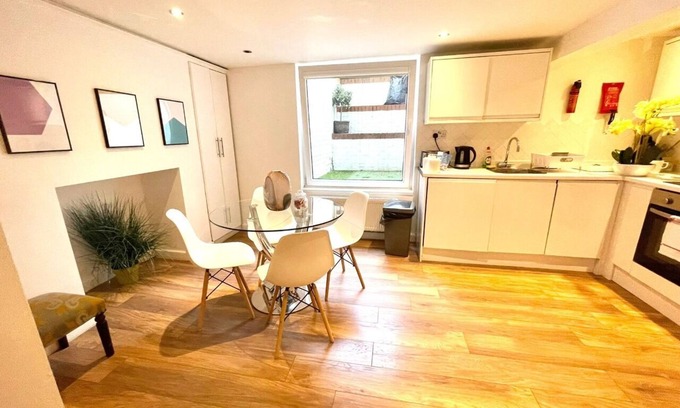 Cambridge City Centre Apartment | Cozy Basement Apthistorical Building Central Cambridge