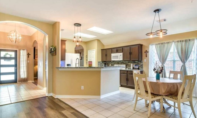 Dickinson House | Cozy Bay Area Home near GALVESTON, HOUSTON, NASA, AND KEMAH
