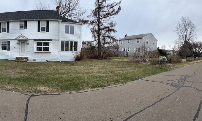 Old Saybrook House | Cozy Beach House - 5 min walk! to Knollwood Beach