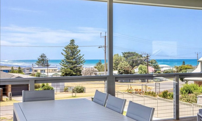 Middleton Apartment | Cozy Beach House - Ocean Views