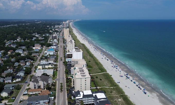 Windy Hill Apartment | Cozy Beach Oasis, 2 min stroll to pristine sand, free parking at your door