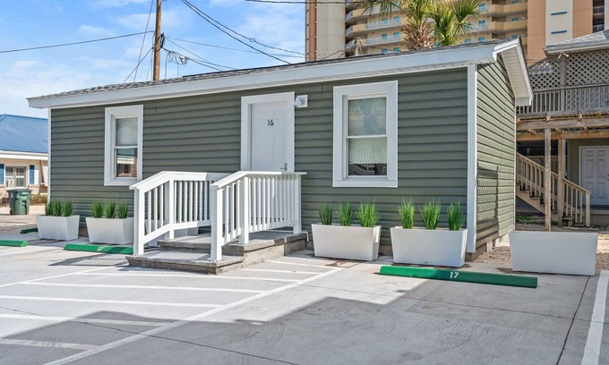 Ash House | Cozy Beachside Bungalow Studio Ideal for Couples