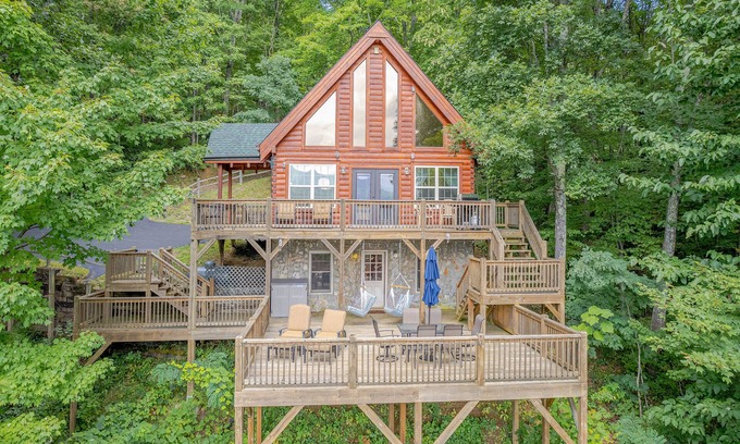 Waynesville Cabin | Cozy Bear Cabin 3 BD 3 BA Private Cabin VIEWS, Expansive Decking, Pool Table