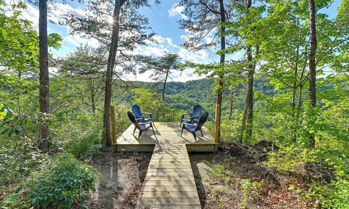 Heidelberg Cabin | Cozy Beattyville Cabin w/Fire Pit & Hot Tub