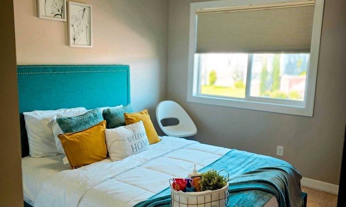 New Brighton House | Cozy bedroom in a townhouse in Copperfield Calgary