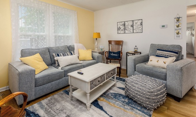 Mount Vernon House | Cozy Bee Hive Cheerful Stay Near Town
