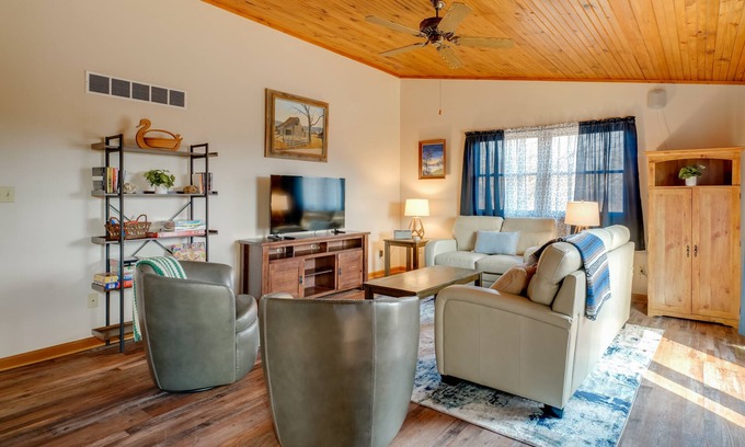 Bixby Cottage | Cozy Belgrade Cottage w/Wood-Burning Stove!