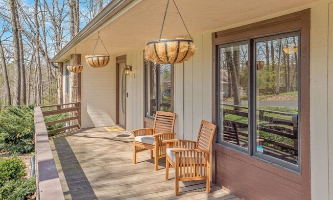 Bella Vista House | Cozy Bike‑In/Out Retreat | Fire Pit, King Bed & Pet‑Friendly