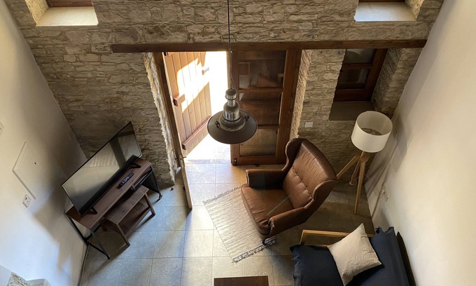 Omodos House | Cozy Brown House