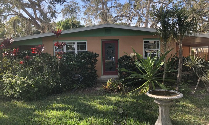 Laurel House | Cozy bungalow in charming Bay Point subdivision 2 minutes to Nokomis beach.