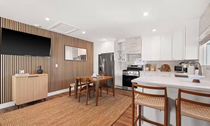 Downey House | Cozy Bungalow near Disney, Knott’s, & DTLA