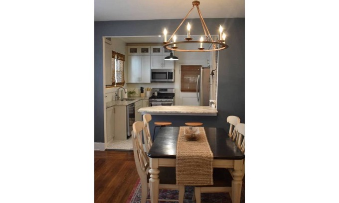 Ludlow House | Cozy bungalow with chef's kitchen near Cincinnati