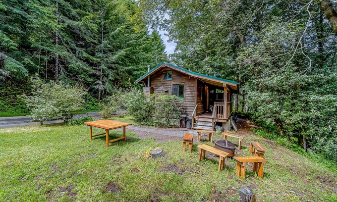 Shelter Cove Cabin | Cozy cabin, family-friendly, with fishing, washer/dryer, patio, & WiFi