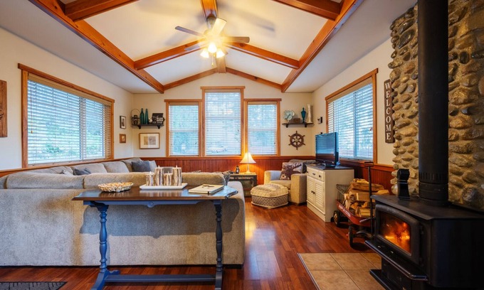 Metchosin Cabin | Cozy Cabin Getaway. Fireplace, king bed, hot tub, Pet OK.