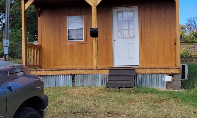McCord Cabin | Cozy cabin in charming Ponca City with WiFi, AC