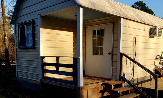 Hawkins Cabin | Cozy cabin in charming Hawkins with AC