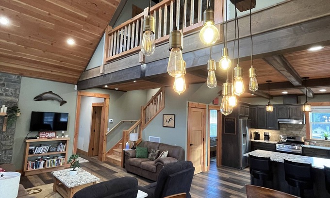 Detroit House | Cozy cabin in Detroit. 6 minute walk to Detroit Marina. Full kitchen amenities.
