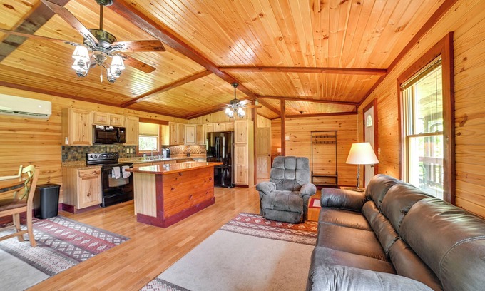 Hardin Cabin | Cozy Cabin in Hardin ~ 1 Mi to Kentucky Lake!