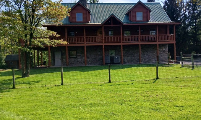 Suplee Cabin | Cozy cabin in Honey Brook,PA with hot tub, jacuzzi, large outdoor deck and more!