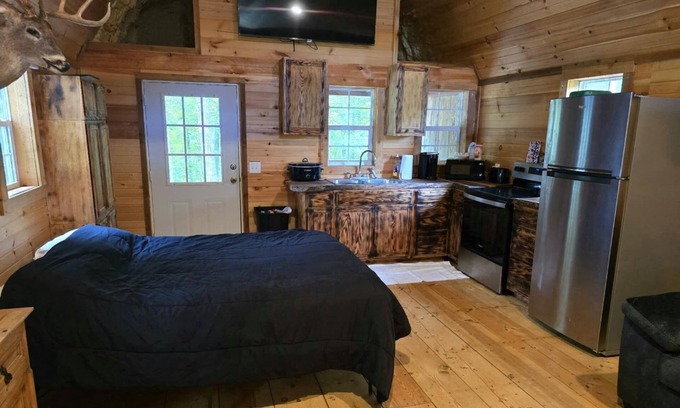 Lebanon Cabin | Cozy cabin in pleasant Lebanon with AC